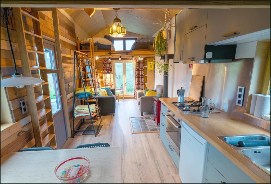 Vue panoramique de l’intérieur lumineux et chaleureux de la Tiny House Les Jours Heureux à Philippeville, près de Dinant, en Wallonie