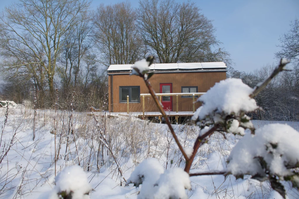 Tiny House Les Jours Heureux enneigée à Philippeville, proche de Dinant, séjour nature et cocooning en Belgique