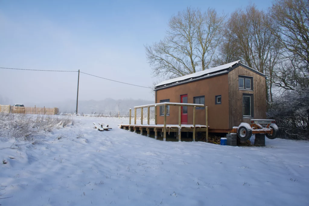 Tiny House Les Jours Heureux enneigée à Philippeville, proche de Dinant, séjour nature et cocooning en Belgique
